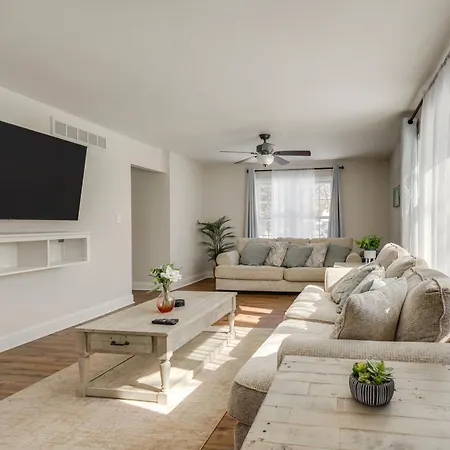 Half Mi To Lake Geneva Home With Game Room